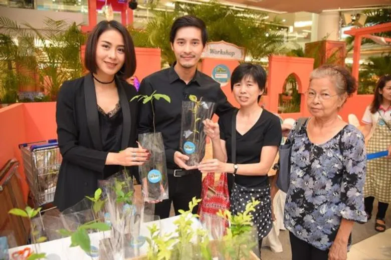 “รถเมล์-แก๊ป” ร่วมใจแจกกล้าไม้มงคล ชมนิทรรศการ “สวนของพ่อ”
