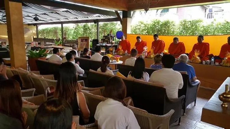 อมารี เกาะสมุย ทำบุญครบรอบ 25 ปี แห่งความใส่ใจในการให้บริการ