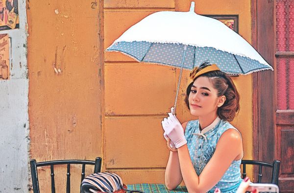 Movie Guide: สิ้นปีนี้เจอกันแน่!! “ชมพู่ อารยา” กับคาแรกเตอร์สุดปัง!! “วิเวียน” สาวลูกครึ่งวินเทจฮิปสเตอร์ ในภาพยนตร์ 'จำเนียรวิเวียนโตมร’