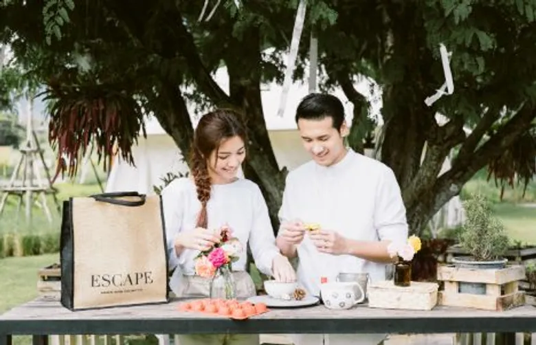 “โรงแรม เอสเคป” ร่วมมือกับ “วี แวน เดอร์” ชวนคู่รักสัมผัสวิถี Local Life ฉีกกรอบการถ่ายภาพ ด้วยแพ็คเกจพิเศษเอาใจคู่รักรุ่นใหม่