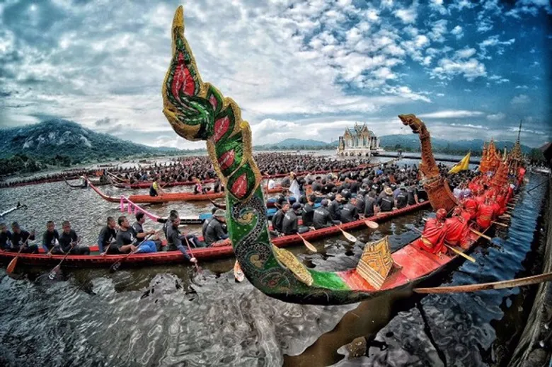 กระทิงแดง ร่วมน้อมรำลึกพระมหากรุณาธิคุณ ร่วมจัดงานแห่เรือประเพณีเทิดพระเกียรติ