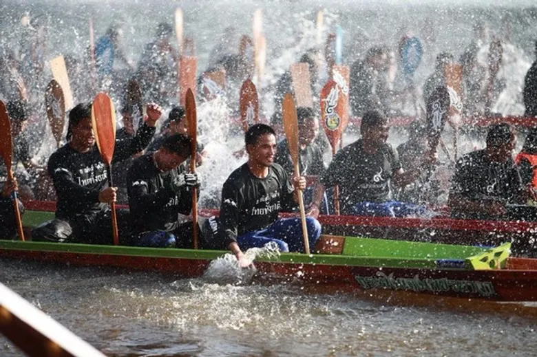 กระทิงแดง ร่วมน้อมรำลึกพระมหากรุณาธิคุณ ร่วมจัดงานแห่เรือประเพณีเทิดพระเกียรติ