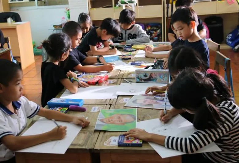 พลอยชมพู รวมตัวศิลปิน MBO ร้องเพลงพิเศษ “พ่อเล่าให้ฟัง” เพื่อรำลึกถึงคำสอนของพ่อ