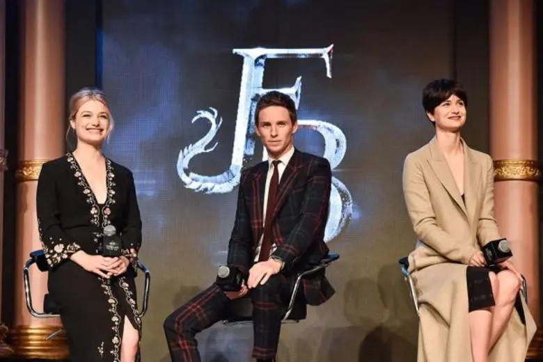 เอ็ดดี้ เรดเมย์น พร้อม 3 นักแสดงนำและผู้กำกับร่วมโปรโมทภาพยนตร์ Fantastic Beasts and Where To Find Them ที่ จีน แฟนคลับร่วมงานคับคั่ง
