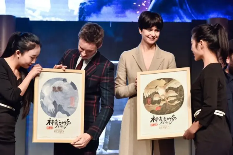 เอ็ดดี้ เรดเมย์น พร้อม 3 นักแสดงนำและผู้กำกับร่วมโปรโมทภาพยนตร์ Fantastic Beasts and Where To Find Them ที่ จีน แฟนคลับร่วมงานคับคั่ง