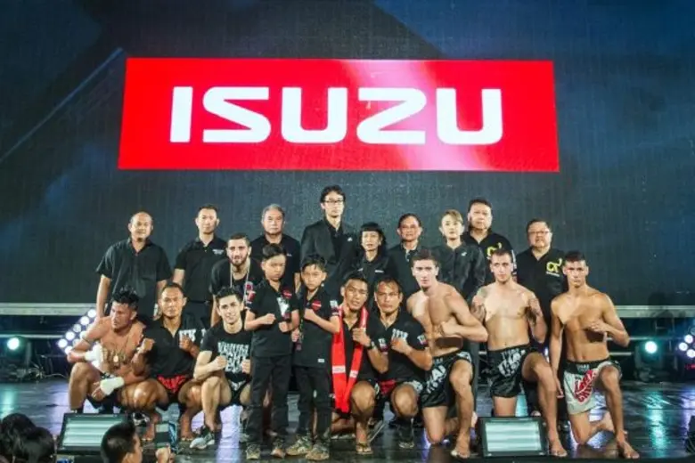 อีซูซุยินดีกับ “ป.ต.ท. เพชรรุ่งเรือง” และ “แสนชัย พี.เค.แสนชัยมวยไทยยิม”  คว้าชัยเข้าสู่รอบชิงชนะเลิศ “THAI FIGHT 2016” ชิงชัยเสาร์ที่ 24 ธันวาคม ศุกนี้