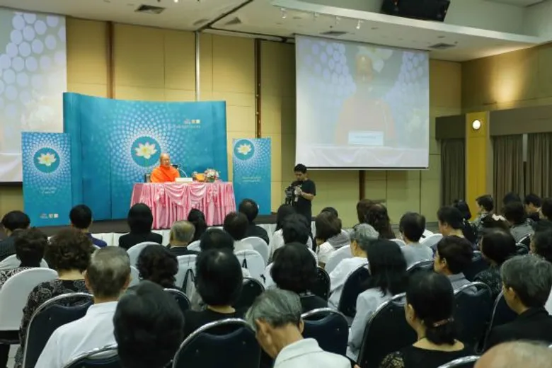 “พระแท้ อยู่ที่ใจ”กราบไหว้ได้ตลอดเวลา คติธรรมพระมงคลธีรคุณ จากยกวัดมาไว้ที่เซเว่นฯ