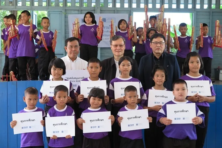 ทีมกรุ๊ป มูลนิธิกลุ่มทีมรวมใจ มอบทุนการศึกษา ภาคเรียนที่ 2/2559