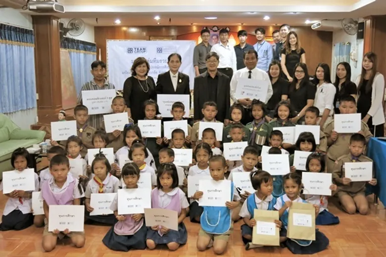 ทีมกรุ๊ป มูลนิธิกลุ่มทีมรวมใจ มอบทุนการศึกษา ภาคเรียนที่ 2/2559