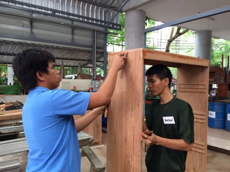 พีที มุ่งสร้างสัมมาชีพ สนับสนุนศิษย์พระดาบส จัดทำเฟอร์นิเจอร์สู่ร้านกาแฟพันธุ์ไทย