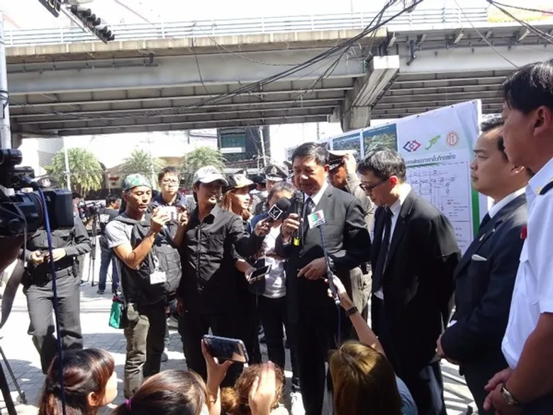 ประธานกรรมการการรถไฟฟ้าขนส่งมวลชนแห่งประเทศไทยและคณะผู้บริหาร รฟม.ตรวจความพร้อม ก่อนปิดสะพานข้ามแยกรัชโยธิน