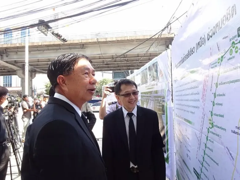 ประธานกรรมการการรถไฟฟ้าขนส่งมวลชนแห่งประเทศไทยและคณะผู้บริหาร รฟม.ตรวจความพร้อม ก่อนปิดสะพานข้ามแยกรัชโยธิน