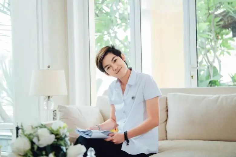 ภาพหลุดสุดจี๊ด “ติ๊นา ศุภนาฎ” สาวหล่อแต่งหญิงสวยแบ๊ว  ใน Happiness the Series ทางทรูโฟร์ยู ช่อง 24 ประเดิม 3 ธันวาคมนี้ ตอนแรก