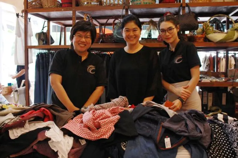 ไทย ซีซีทีวี เป็นสื่อกลางมอบเสื้อผ้าที่ร้านปันกัน ให้กับมูลนิธิยุวพัฒน์