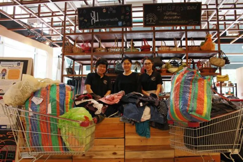 ไทย ซีซีทีวี เป็นสื่อกลางมอบเสื้อผ้าที่ร้านปันกัน ให้กับมูลนิธิยุวพัฒน์