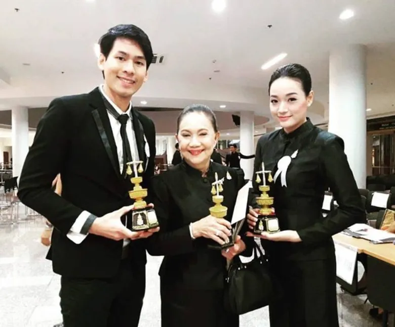 SPU : นักศึกษาสาขาวิชาศิลปะการแสดง คณะนิเทศศาสตร์ ม.ศรีปทุม เข้ารับรางวัล รางวัล "ตาชั่งทองคำ" ประเภท บุคคลทำดีตัวอย่างของสังคม