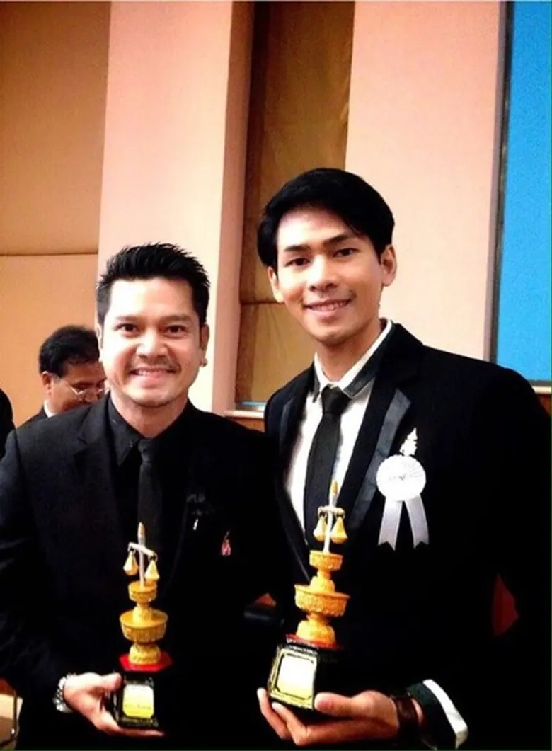 SPU : นักศึกษาสาขาวิชาศิลปะการแสดง คณะนิเทศศาสตร์ ม.ศรีปทุม เข้ารับรางวัล รางวัล "ตาชั่งทองคำ" ประเภท บุคคลทำดีตัวอย่างของสังคม