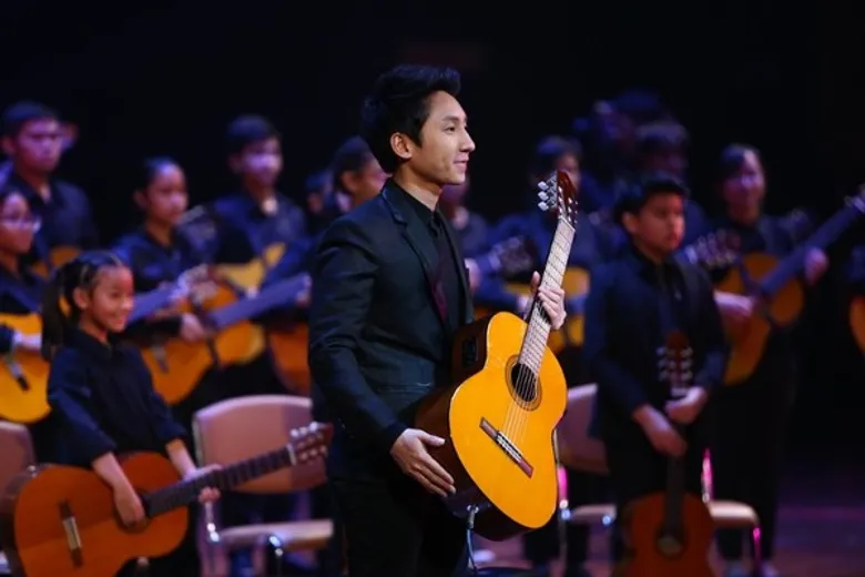 เบิร์ด-เอกชัย เจียรกุล โชว์ Guitar Orchestra ในคอนเสิร์ต "นบพระภูมิบาล บุญดิเรกเจ้าจอมไทย" เมล็ดพันธุ์ดนตรีจากต้นไม้ของพ่อ