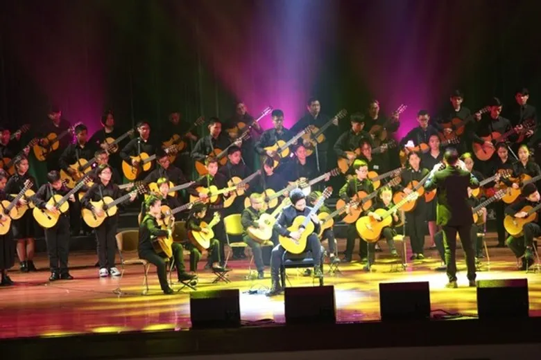 เบิร์ด-เอกชัย เจียรกุล โชว์ Guitar Orchestra ในคอนเสิร์ต "นบพระภูมิบาล บุญดิเรกเจ้าจอมไทย" เมล็ดพันธุ์ดนตรีจากต้นไม้ของพ่อ