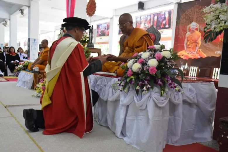 มรภ.สงขลา ถวายปริญญาศิลปศาสตรดุษฎีบัณฑิตกิตติมศักดิ์ สาขาวิชาสวัสดิการสังคม “พระสิริพัฒโนดม” เจ้าอาวาสวัดเอก