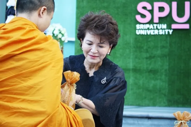 SPU : พสกนิกรชาวมหาวิทยาลัยศรีปทุม พร้อมใจทำบุญตักบาตรข้าวสารอาหารแห้ง เพื่อบำเพ็ญกุศล ปัญญาสมวาร (๕๐ วัน) ถวายเป็นพระราชกุศล