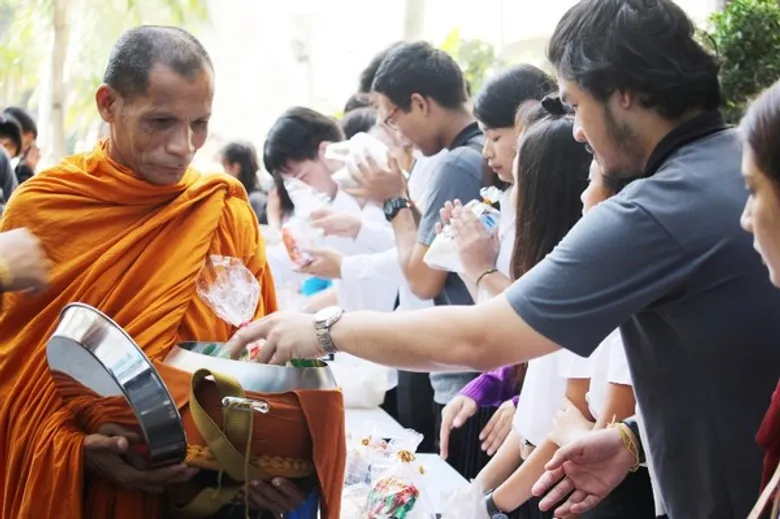SPU : พสกนิกรชาวมหาวิทยาลัยศรีปทุม พร้อมใจทำบุญตักบาตรข้าวสารอาหารแห้ง เพื่อบำเพ็ญกุศล ปัญญาสมวาร (๕๐ วัน) ถวายเป็นพระราชกุศล