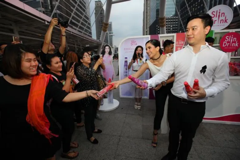 ปู ไปรยา บุกบีทีเอสช่องนนทรี อวดหุ่นเป๊ะพร้อมแจก 3 ตัวช่วยจาก “สลินดริงค์”