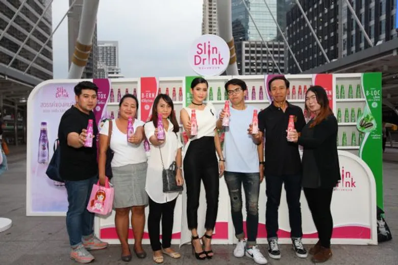 ปู ไปรยา บุกบีทีเอสช่องนนทรี อวดหุ่นเป๊ะพร้อมแจก 3 ตัวช่วยจาก “สลินดริงค์”