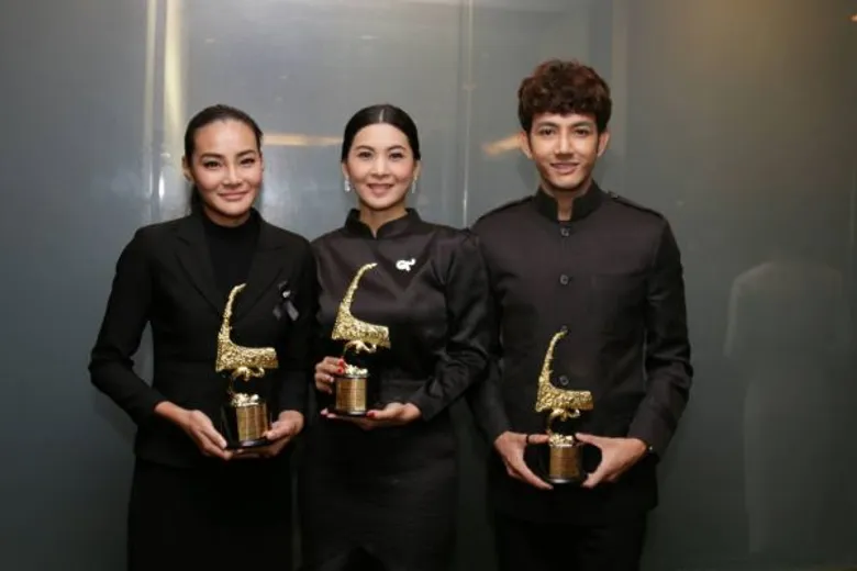 โอริเวอร์-ครูมิ้งค์-ครีม-นุ้ย-นนท์ ปลื้มรับรางวัลบุคคลต้นแบบ 4 แผ่นดิน “นรสิงห์” ครั้งที่ ๑
