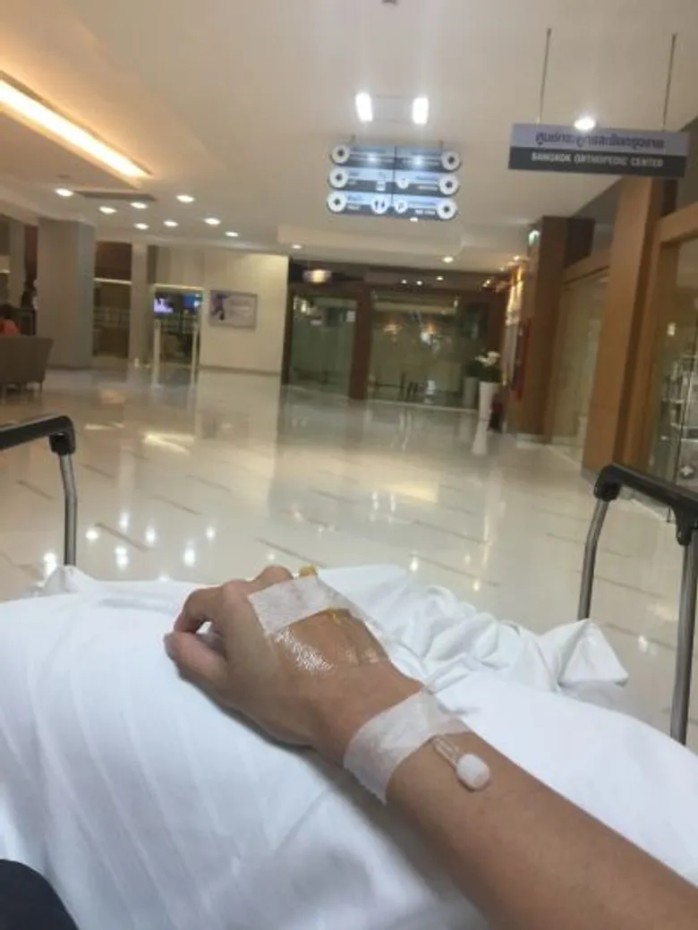 ฟาดเคราะส่งท้ายปี ผู้ประกาศ “ร่มเกล้าฯ” ตกบันได 10 ขั้น แต่ยังฝืนอ่านข่าว!!!