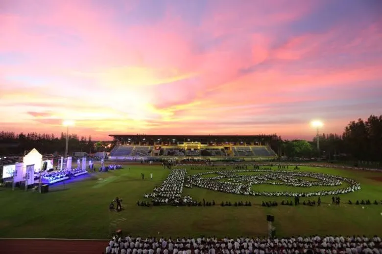 มทร.ธัญบุรี พร้อมใจแปรขบวน ภาพพระบรมฉายาลักษณ์ รัชกาลที่ 9 ปัญญาสมวารครบ 50 วัน