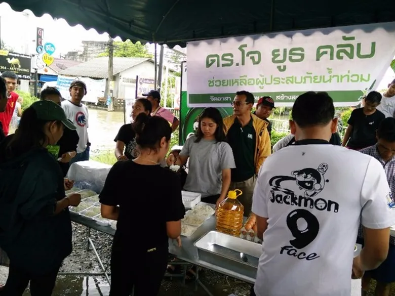 เยาวชนจิตอาสา แจกข้าวไข่เจียว ช่วยผู้ประสบภัยน้ำท่วม