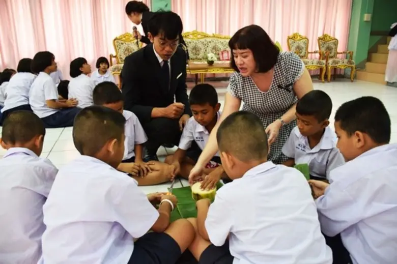 SPU : นักศึกษาสาขาวิชาการประชาสัมพันธ์และสื่อสารการตลาด คณะนิเทศศาสตร์ ม.ศรีปทุม “อนุรักษ์วัฒนธรรม จดจำคำพ่อสอน ” โรงเรียนบางบัว (เพ่งตั้งตรงจิตวิทยาคาร)