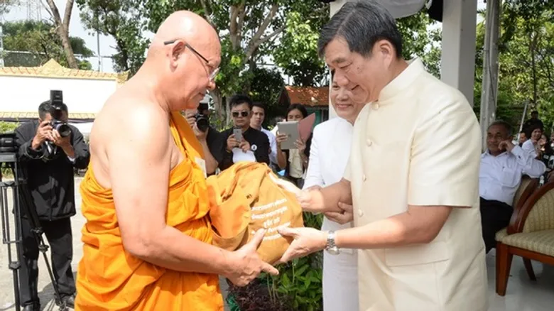 แรงงานรวมใจอุปสมบทหมู่ ถวายเป็นพระราชกุศลแด่ พ่อหลวง ร.๙