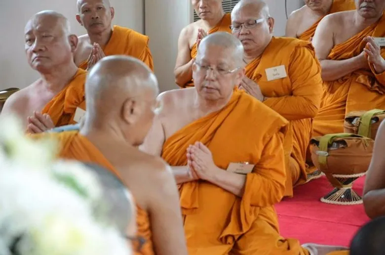 แรงงานรวมใจอุปสมบทหมู่ ถวายเป็นพระราชกุศลแด่ พ่อหลวง ร.๙