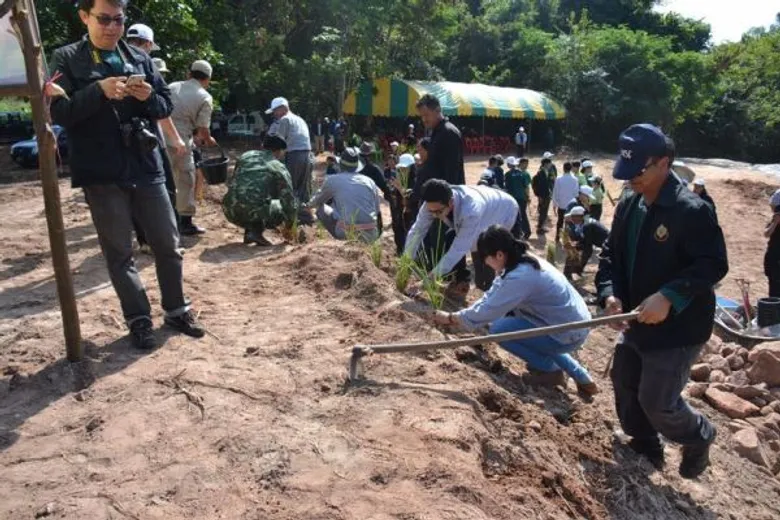 อิตัลไทย ร่วมกับ องค์การบริหารส่วนตำบลตะโกทองบริษัท ชัยภูมิ วินด์ฟาร์ม ในกลุ่มเอ็กโก และโกลด์วินด์ อินเตอร์เนชั่นแนล (ประเทศไทย) จำกัดร่วมเทปูนสร้างฝายชะลอน้ำ จังหวัดชัยภูมิ