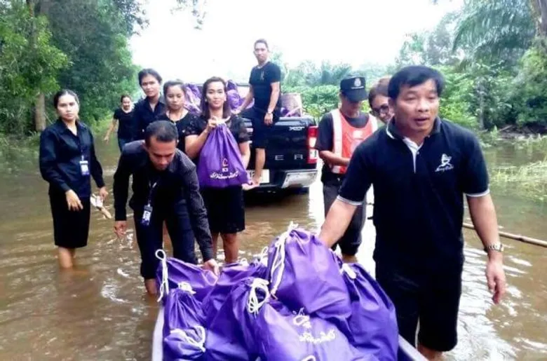 ไทยพาณิชย์ระดมพลจิตอาสา ลงพื้นที่มอบถุงยังชีพเพื่อช่วยเหลือพี่น้องที่ประสบอุทกภัยภาคใต้