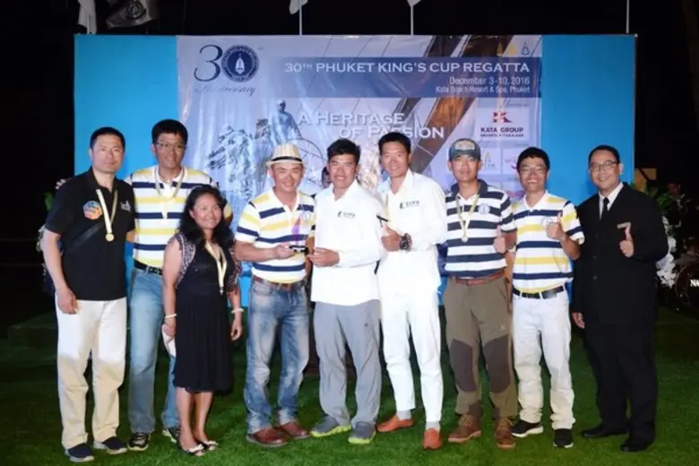 กะตะกรุ๊ป รีสอร์ท ประเทศไทย เป็นเจ้าภาพจัดงานเลี้ยงอาหารค่ำและพิธีมอบรางวัลถ้วยพระราชทานแก่ผู้ชนะเลิศการแข่งขันภูเก็ตคิงส์คัพรีกัตต้า ครั้งที่ 30