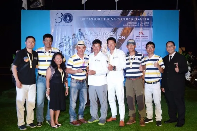 กะตะกรุ๊ป รีสอร์ท ประเทศไทย เป็นเจ้าภาพจัดงานเลี้ยงอาหารค่ำและพิธีมอบรางวัลถ้วยพระราชทานแก่ผู้ชนะเลิศการแข่งขันภูเก็ตคิงส์คัพรีกัตต้า ครั้งที่ 30