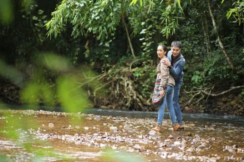หวานน้ำตาลเรียกพี่!!! บูม-แม๊กกี้ โชว์สวีทกลางป่าในละคร “ฝายน้ำใจ”