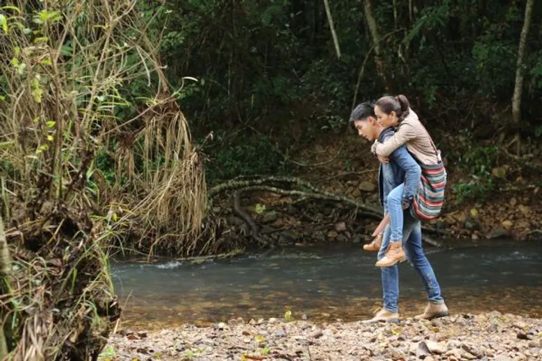 หวานน้ำตาลเรียกพี่!!! บูม-แม๊กกี้ โชว์สวีทกลางป่าในละคร “ฝายน้ำใจ”