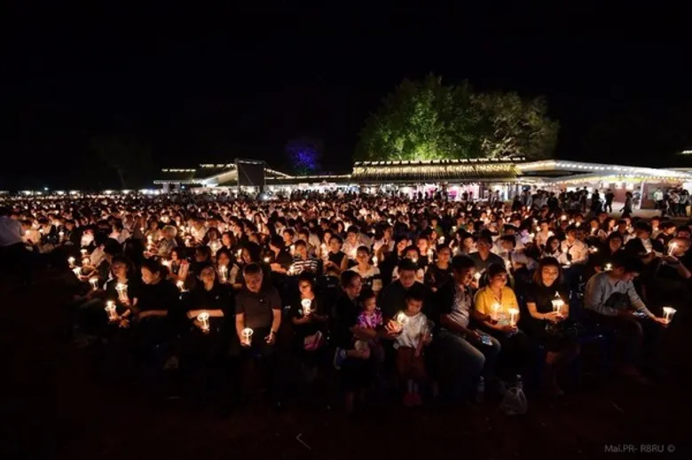 RBRU : อธิการบดี มรภ.รำไพพรรณี จุดเทียนถวายอาลัย และกล่าวสำนึกในพระมหากรุณาธิคุณพระบาทสมเด็จพระปรมินทร มหาภูมิพลอดุลยเดช