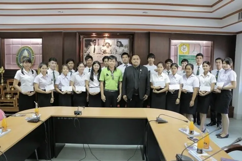 RBRU : รองอธิการบดี มรภ.รำไพพรรณี เป็นประธานมอบทุนการศึกษา จำนวน 40,000 บาท ให้แก่นักศึกษาเรียนดีประพฤติมีคุณธรรม