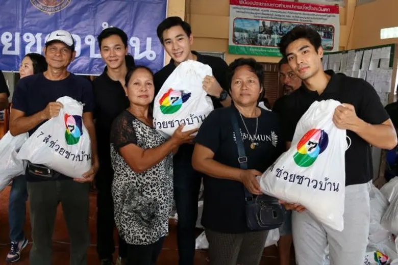 “7 สีช่วยชาวบ้าน” ลงพื้นที่นำถุงยังชีพช่วยเหลือผู้ประสบอุทกภัย ที่ จ.นครศรีธรรมราชและพัทลุง