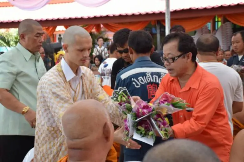 อลังการงานสร้างงานบวช “ศรราม น้ำเพชร” ชาวบ้านแห่รับเงินโปรยทานกว่า 1 ล้านบาท