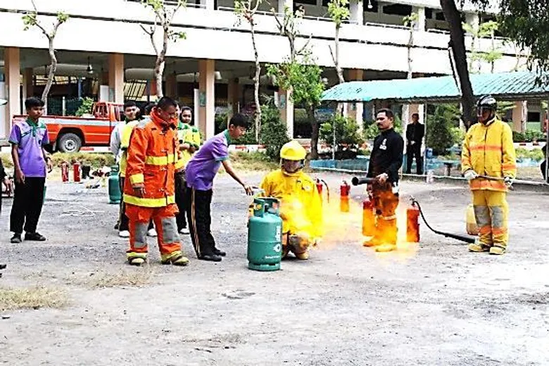 ปภ. โดย ศูนย์ ปภ.เขต 1 ปทุมธานี ร่วมพิธีปิดโครงการค่ายเยาวชนอาสาสมัครป้องกันและบรรเทาสาธารณภัย ประจำปีงบประมาณ พ.ศ. 2560 (รุ่นที่ 1)