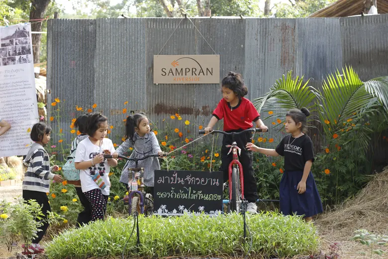 งานสังคมสุขใจ คึกคัก ทุกภาคส่วนตื่นตัววิถีอินทรีย์ ร่วม “ตามรอยพระบาท...สัมผัสวิถีเกษตรพอเพียง”