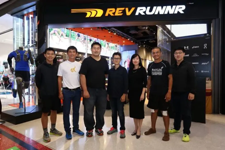 REV (เรฟ) ชูจุดแข็งผู้นำด้านตลาดกีฬา เปิดตัว REV RUNNR (เรฟ รันเนอร์) สเปเชียลตี้สโตร์กีฬาวิ่งแบบครบวงจร ณ เซ็นทรัลพลาซา ปิ่นเกล้า เน้นให้บริการและเทคโนโลยีจากมืออาชีพ ตอบโจทย์กลุ่มนักวิ่งทุกระดับ