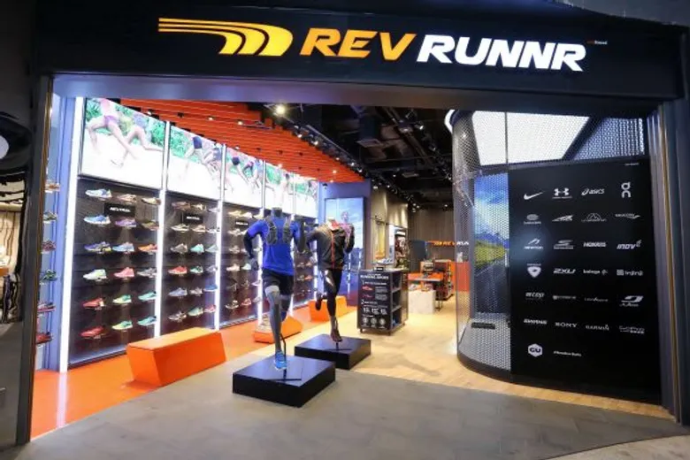 REV (เรฟ) ชูจุดแข็งผู้นำด้านตลาดกีฬา เปิดตัว REV RUNNR (เรฟ รันเนอร์) สเปเชียลตี้สโตร์กีฬาวิ่งแบบครบวงจร ณ เซ็นทรัลพลาซา ปิ่นเกล้า เน้นให้บริการและเทคโนโลยีจากมืออาชีพ ตอบโจทย์กลุ่มนักวิ่งทุกระดับ