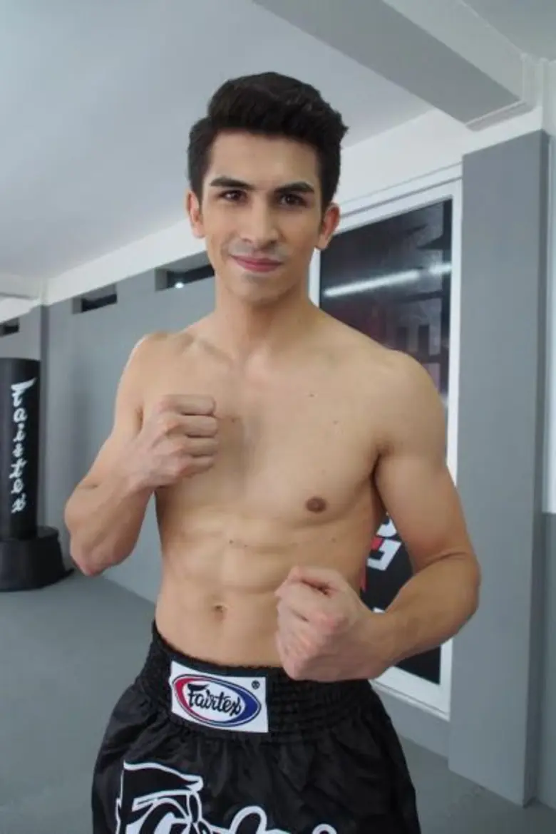 “อองตวน” สวมนวมชิมลางละครเรื่องแรก โชว์ซิกแพ็คและลีลาจีบสาวใน “แสงเทียน”